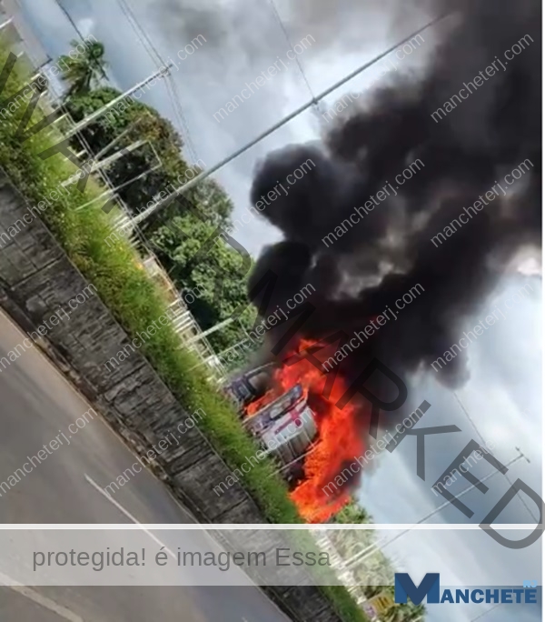 Ambulância que pegou fogo em Campos estava com paciente, mas não houve feridos