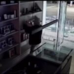 Homens arrombam e furtam loja de celulares em Campos
