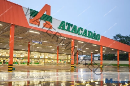Criminosos rendem funcionários e assaltam Atacadão em Macaé