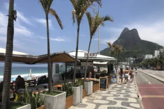 Decreto que proíbe música ao vivo, caixa de som e garrafas de vidro nos estabelecimentos das praias do Rio gera polêmica