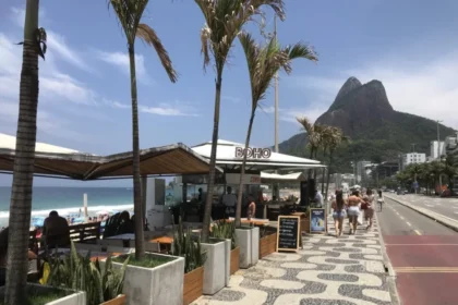 Decreto que proíbe música ao vivo, caixa de som e garrafas de vidro nos estabelecimentos das praias do Rio gera polêmica