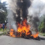 Moradores da Chatuba do Parque Aurora interditam Estrada do Carvão em protesto contra falta de sinalização
