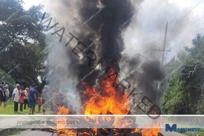 Moradores da Chatuba do Parque Aurora interditam Estrada do Carvão em protesto contra falta de sinalização