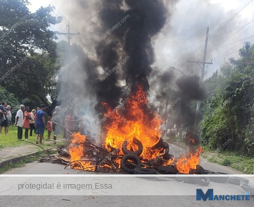 Moradores da Chatuba do Parque Aurora interditam Estrada do Carvão em protesto contra falta de sinalização