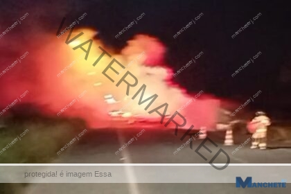 Kombi pega fogo na Baixada Campista