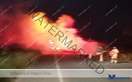Kombi pega fogo na Baixada Campista