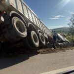 Caminhão que seguia para Campos tomba na pista em Cardoso Moreira após motorista perder controle do veículo