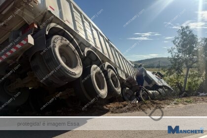 Caminhão que seguia para Campos tomba na pista em Cardoso Moreira após motorista perder controle do veículo