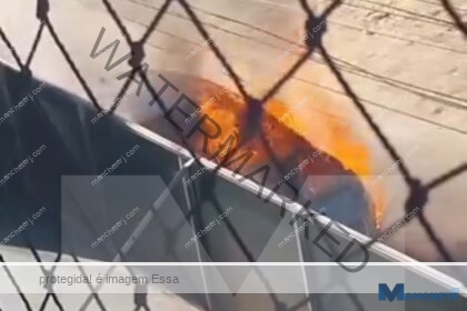 Carro pega fogo e mobiliza equipe do Corpo de Bombeiros em Campos