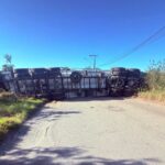 Tombamento de caminhão deixa motorista ferido e trânsito interrompido na Estrada do Carvão, em Campos