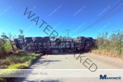Tombamento de caminhão deixa motorista ferido e trânsito interrompido na Estrada do Carvão, em Campos
