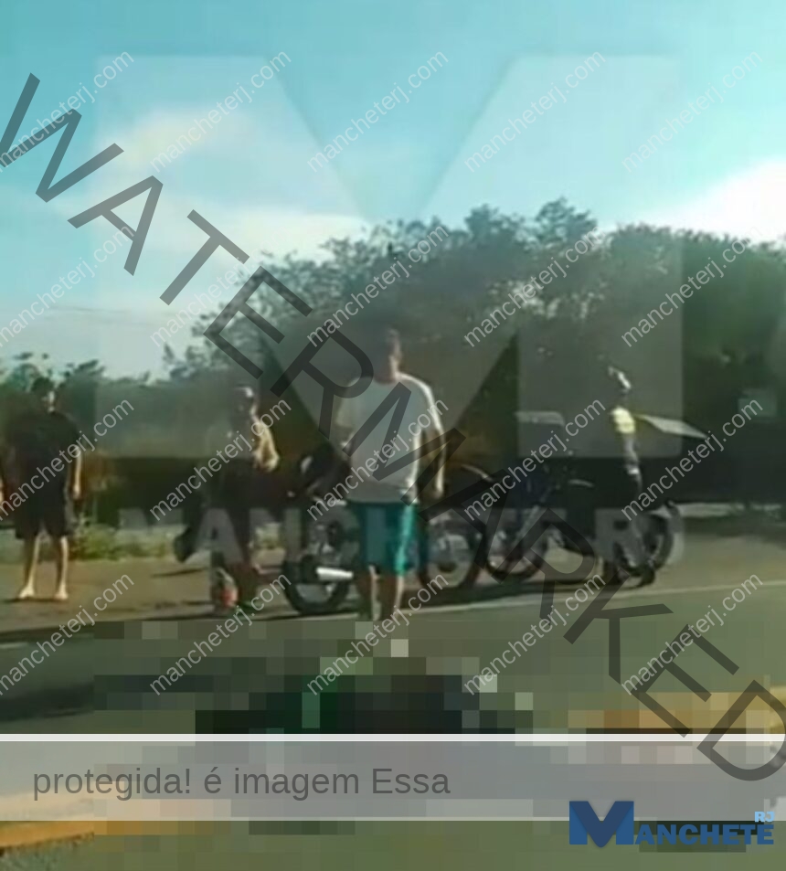 Homem fica ferido após ser atropelado por uma moto na BR-101, em Campos