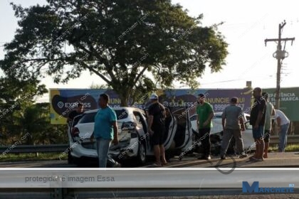 Três pessoas ficam feridas após acidente entre dois carros na BR-101 em Campos