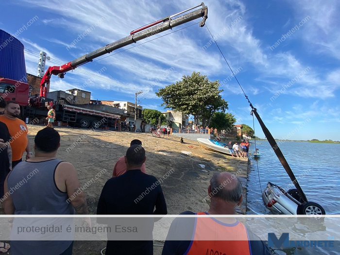 Homem para carro em cais de São João da Barra e veículo cai no Rio Paraíba do Sul