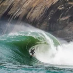 Vídeo de surfista campista viraliza ao mostrar momentos de pânico no mar de Itacoatiara