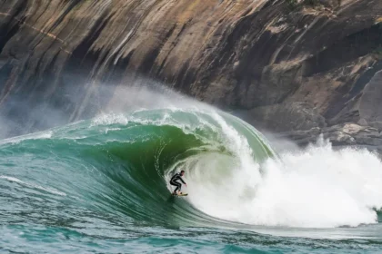 Vídeo de surfista campista viraliza ao mostrar momentos de pânico no mar de Itacoatiara