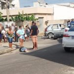 Homem fica gravemente ferido após colisão envolvendo carro e moto em Campos