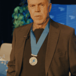 Geraldo Emmanuel recebe homenagem da Firjan por contribuição ao desenvolvimento regional