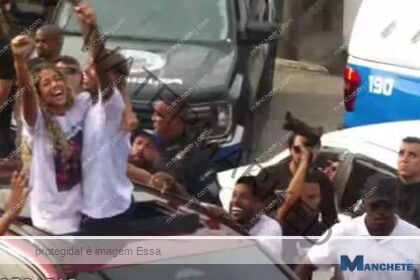 Sob festas e confusões, MC Poze é solto e comemora com fãs em Bangu