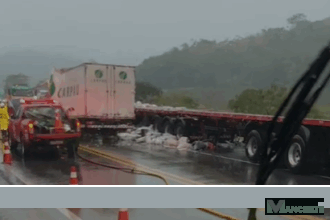 Acidente envolvendo duas carretas e um caminhão na BR-101 deixa um morto e dois feridos