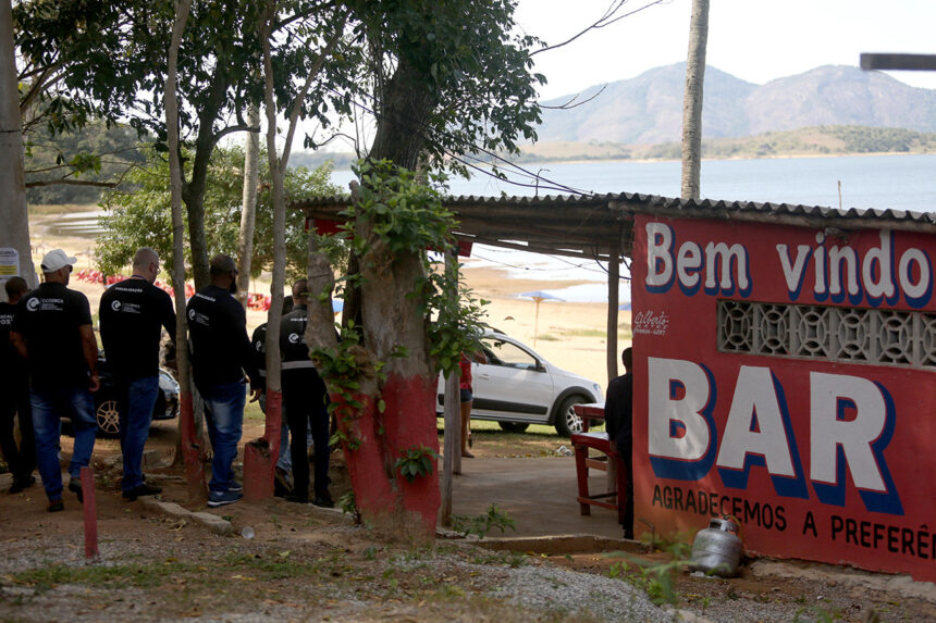Prefeitura fiscaliza comércio, mas ignora casas na faixa de areia da Lagoa de Cima