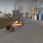 Moto pega fogo após acidente em Campos, e bombeiros não encontram condutor