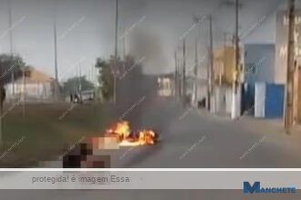 Moto pega fogo após acidente em Campos, e bombeiros não encontram condutor