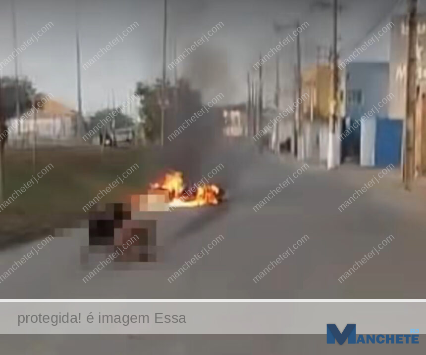 Moto pega fogo após acidente em Campos, e bombeiros não encontram condutor
