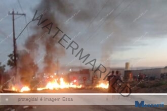 Moradores da Penha e Vila Manhães protestam contra paralisação de obras