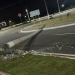 Poste cai na rua após ser atingido por carro em São João da Barra