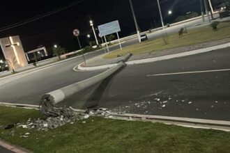 Poste cai na rua após ser atingido por carro em São João da Barra