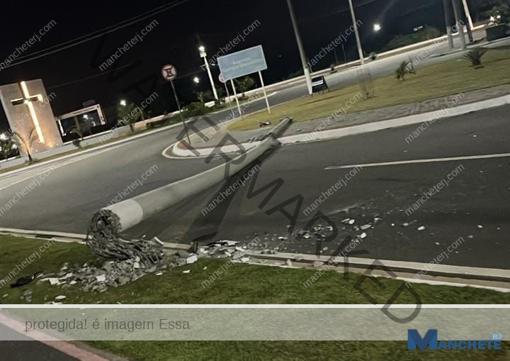 Poste cai na rua após ser atingido por carro em São João da Barra