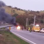 Carro pega fogo e causa congestionamento na BR-101, em Campos