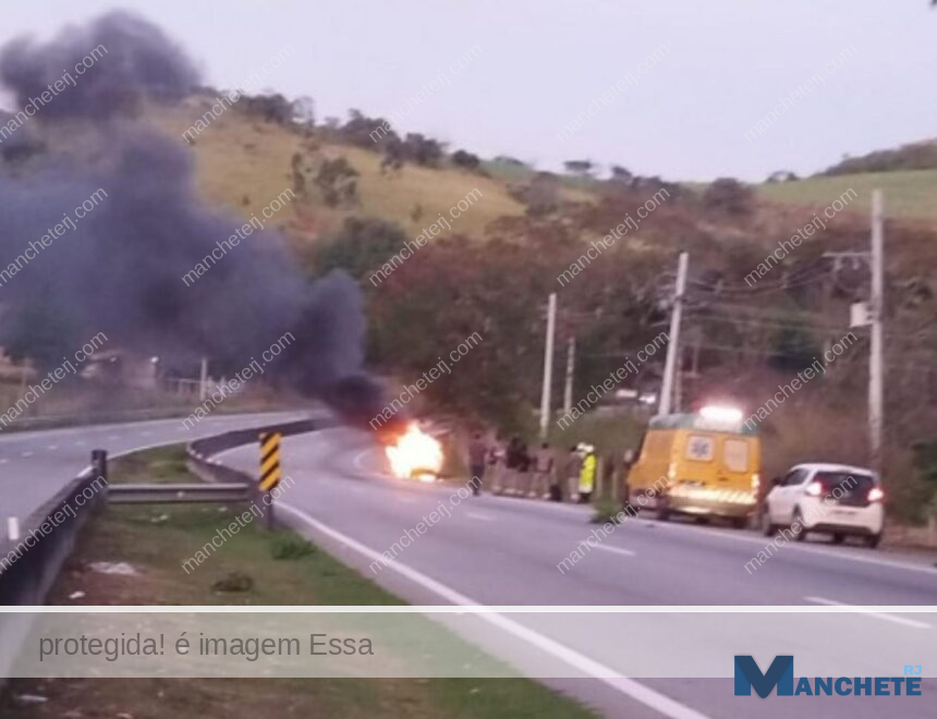 Carro pega fogo e causa congestionamento na BR-101, em Campos