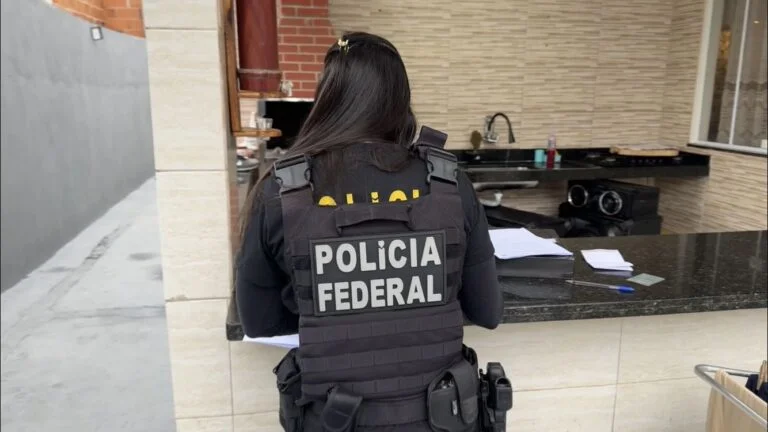 Com mandado de busca e apreensão em Campos, PF faz operação contra grupo que usava frigoríficos para transportar cocaína