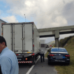 Caminhão tomba na BR-101 e deixa trânsito lento em Campos