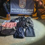 Homens em veículo clonado desobedecem abordagem da polícia, abandonam o carro e fogem
