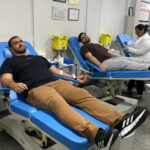Pai e filho fazem doação de sangue em celebração ao Dia dos Pais em Campos