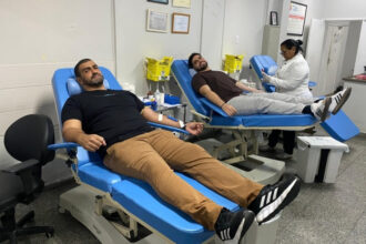 Pai e filho fazem doação de sangue em celebração ao Dia dos Pais em Campos