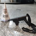 Polícia prende criminoso que estava ‘ostentando’ submetralhadora na praça de Travessão de Campos