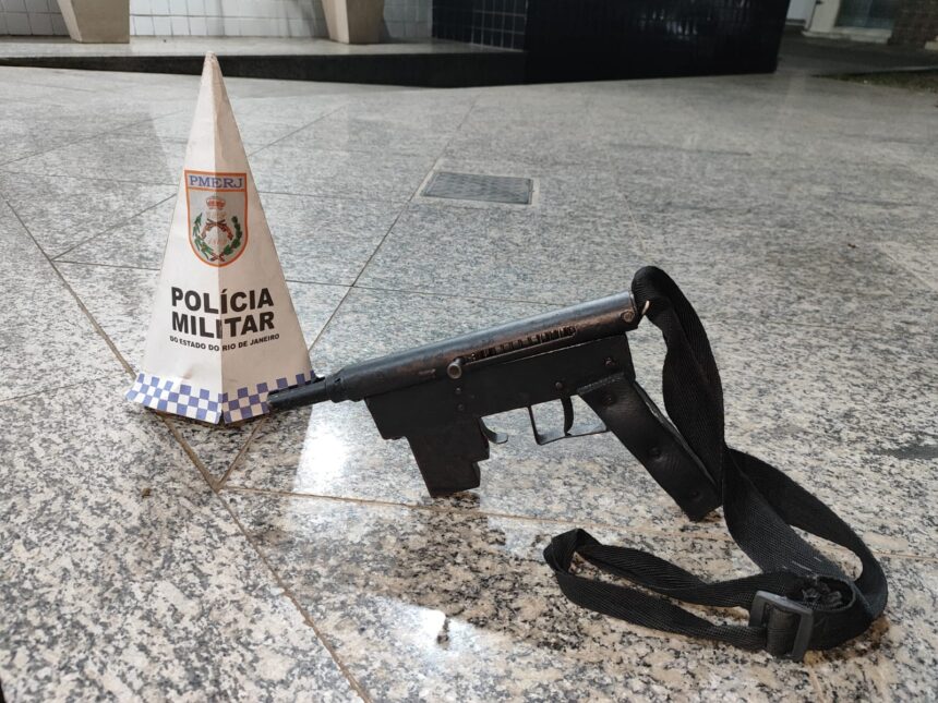 Polícia prende criminoso que estava ‘ostentando’ submetralhadora na praça de Travessão de Campos