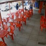 Imagens mostram homem sendo assaltado à mão armada dentro de bar em frente à Uenf