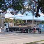 Moto vai parar debaixo de caminhão após acidente em Campos