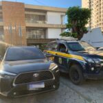 PRF prende dois e recupera veículo que havia sido roubado no Rio em Campos