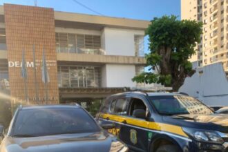 PRF prende dois e recupera veículo que havia sido roubado no Rio em Campos
