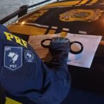 PRF prende passageiro de ônibus com mandado de prisão em aberto em Casimiro de Abreu
