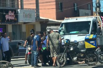 Motociclista é socorrido em estado grave após colisão com caminhão na Campos-Farol