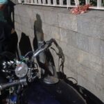 Motociclista fica ferido após colidir com muro em Campos