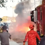 Carro fica destruído após pegar fogo em Campos