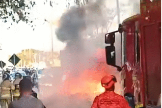 Carro fica destruído após pegar fogo em Campos